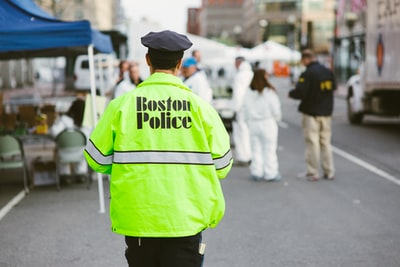 波士顿警官白天在街上散步